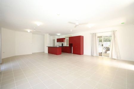 Family Entertainer - Red kitchen - Private Patio - Big Backyard - Side Access - Photo 3