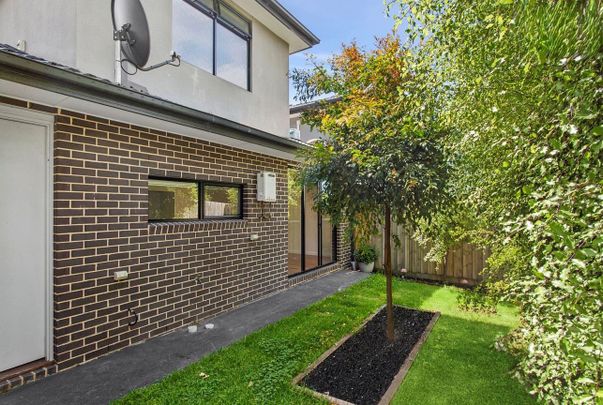 Contemporary Double-Storey Townhouse in Prime Templestowe Location - Photo 1