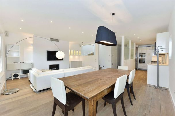 A stunning three bedroom duplex apartment situated on the upper two floors of a period residence in the heart of Hampstead village. - Photo 1