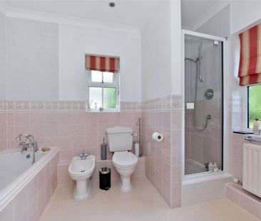 Beautiful three-bedroom home with private garden in idyllic gated s... - Photo 6