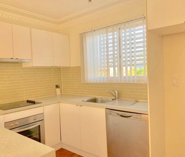 Prime Location, Polished Floors, Air-Conditioning - Photo 4