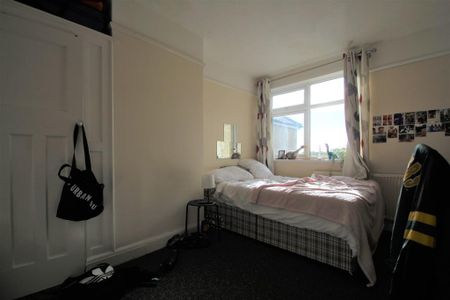 6 bedroom semi-detached house to rent - Photo 2