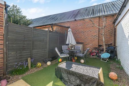 2 bedroom end of terrace house to rent - Photo 3