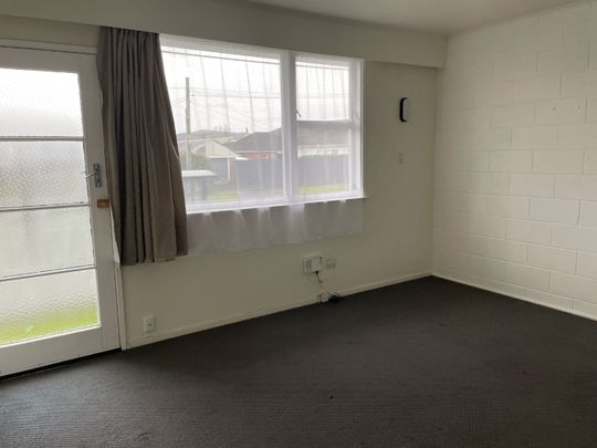 Neat and tidy bedsit - Photo 1
