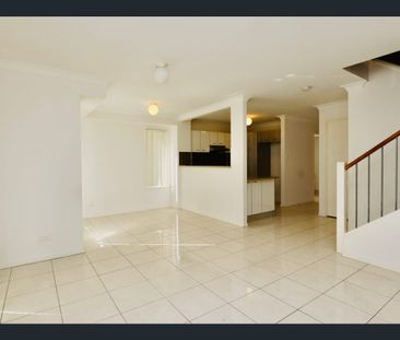 Modern Townhouse Living - Photo 2