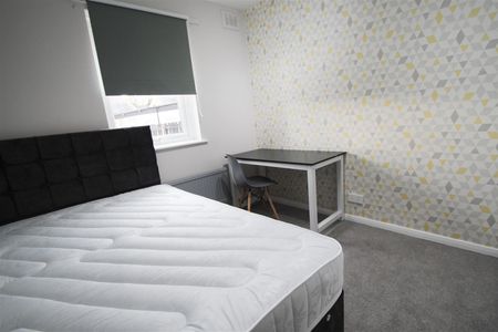 4 bedroom apartment to rent - Photo 4