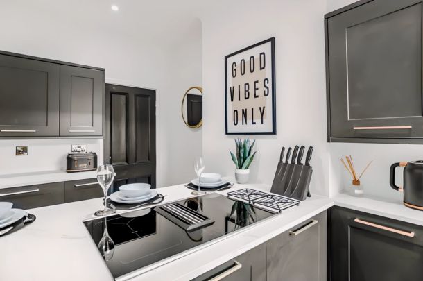 3 Bedrooms 2 Bathrooms - Photo 1