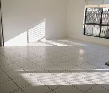SPACIOUS DUPLEX IN PRIME LOCATION - Photo 5