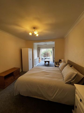 1 bedroom in a house share to rent - Photo 2