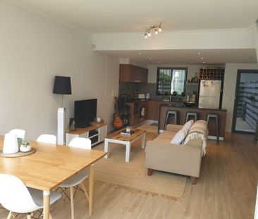 Light filled split level apartment - Photo 6