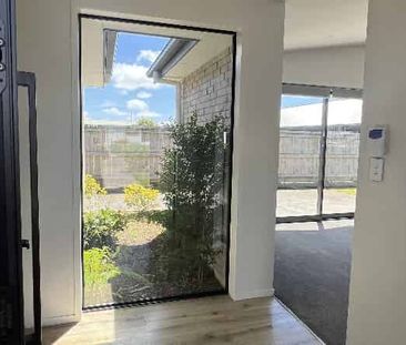 Stunning Four Bedroom Home - Photo 4