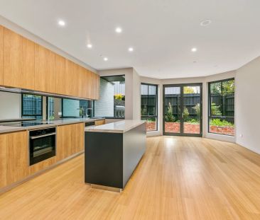 Exquisite three bedroom home with stunning finishes - Photo 2