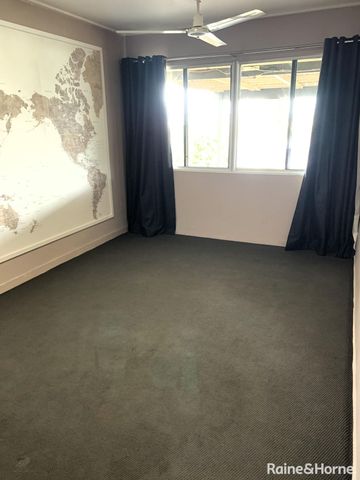 ELEVATED FAMILY HOME IN WEST GLADSTONE - Photo 4