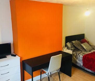 1 bedroom in a house share to rent - Photo 2