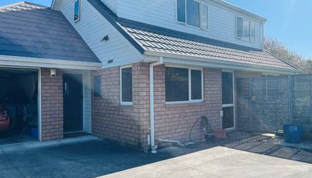 Sunny, secure and double glazed! - Photo 4