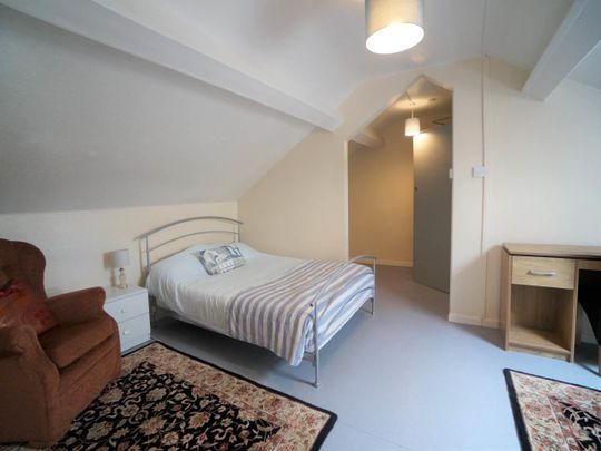 Flat 2, 67 High Street - Photo 1