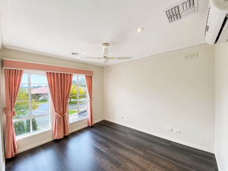 5-bedroom home with pool in Kialla Lakes - Photo 4
