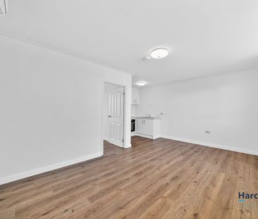 Stylish One-Bedroom Apartment in Prime Location - Photo 2