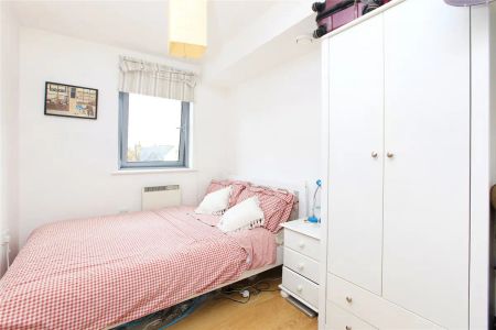 2 bedroom flat in Balham High Road - Photo 4