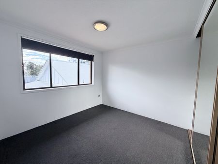 Top-Floor Apartment Opposite the Broadwater – Freshly Updated & Ready to Enjoy - Photo 2