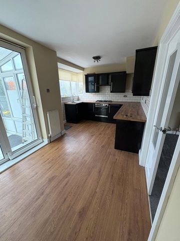 30, Wesley Garth, Leeds, West Yorkshire, LS11 8RF - Photo 2