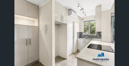 SPACIOUS AND LIGHT-FILLED 2-BEDROOM APARTMENT - Photo 3