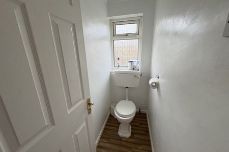 Melvyn Close - Photo 4