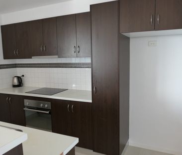 Convenient Location, Beautifully Presented Apartment - Photo 5