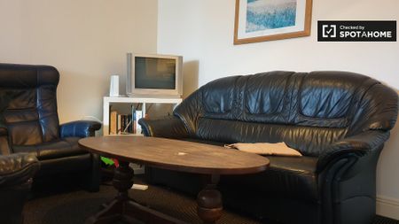 Room to rent in 3-bedroom flat in lively Old City, Dublin - Photo 5