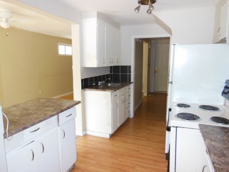 1345 ATHOL 3 BEDROOMS OPEN CONCEPT - Photo 3