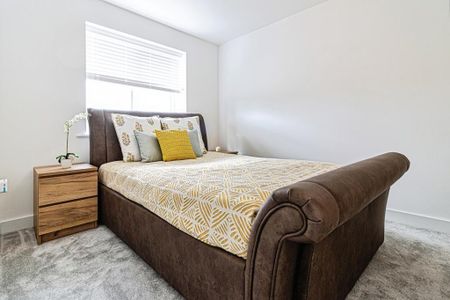 4 bedroom semi-detached house to rent - Photo 5