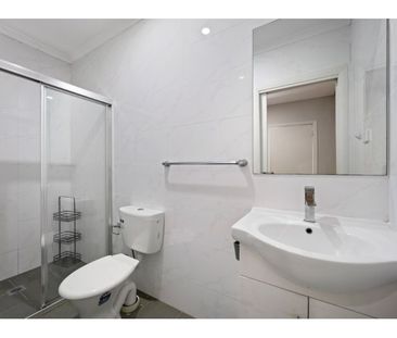 Affordable Room in Conveniently Located Guest House - Photo 2
