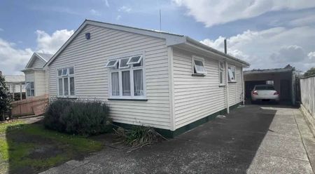 4 Bedroom home in Takaro - Photo 2