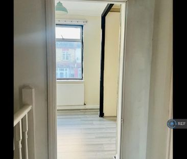 3 bedroom end of terrace house to rent - Photo 3