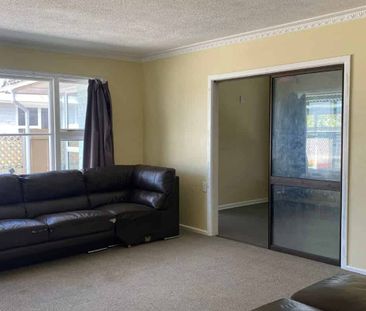 Spacious 4-Bedroom Home – Close to University, Schools & Amenities - Photo 4