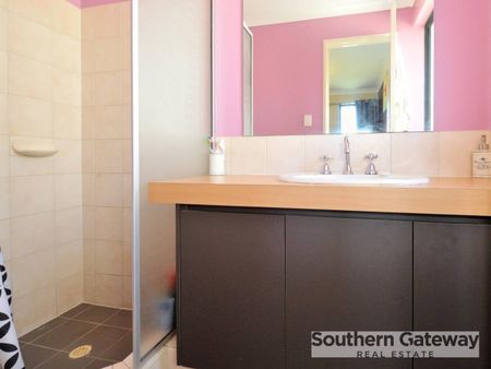 EASY STYLE FOR EASY LIVING - Photo 3