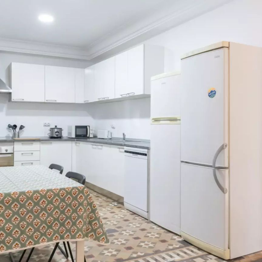 Room in a shared 12-bedroom apartment for rent in Sol, perfect for professionals and students - Foto 1