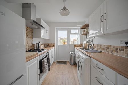 3 bedroom terraced house to rent - Photo 5