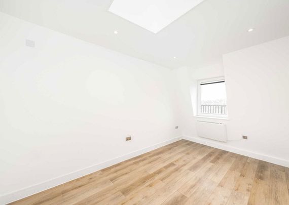 Balham High Road, SW17 7HD, London - Photo 1