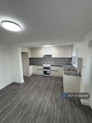 4 bedroom semi-detached house to rent - Photo 2