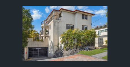 STUNNING RENOVATED UNIT IN THE HEART OF COOLANGATTA - Photo 2
