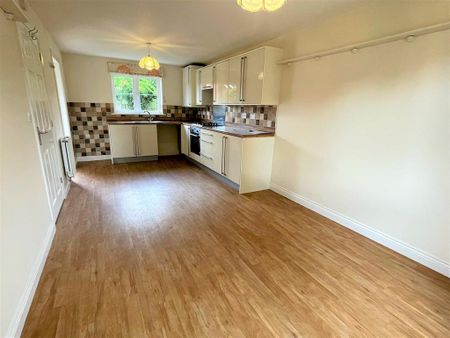 4 bedroom detached house to rent - Photo 2