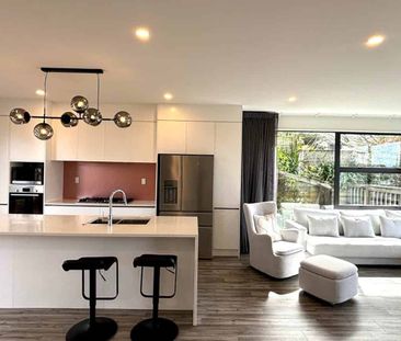 Beautifully Presented End-Unit Townhouse with ... - Photo 2