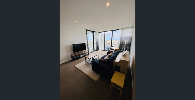 Luxury Furnished 2 Bedroom Apartment with Harbour Bridge/ Water View /City View - Photo 1