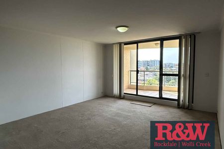 Freshly Updated and Light Filled Apartment - Photo 4