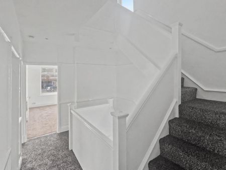 3 bedroom flat to rent - Photo 3