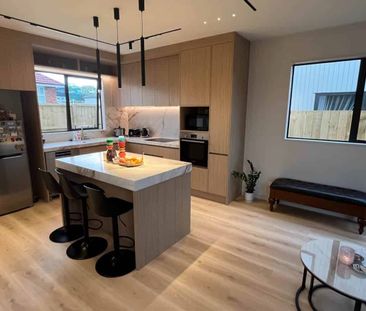 Prime Location: Modern Townhouse Near Sylvia Park! - Photo 2