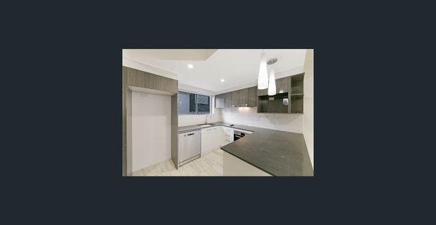 MODERN TOWNHOUSE CLOSE TO WESTFIELD CARINDALE - Photo 1