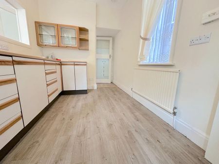 3 bedroom semi-detached house to rent - Photo 5