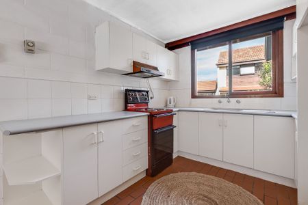 STYLISH DOUBLE STORY FULLY FURNISHED APARTMENT CLOSE TO EVERYTHING!! - Photo 3